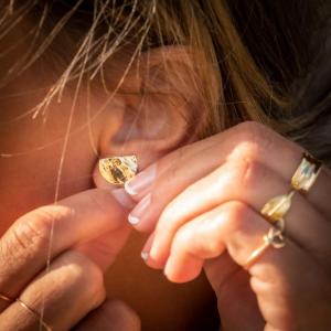 Boucle d oreille en or froisse demi rond grand modele en or jaune ou or blanc 9 carats