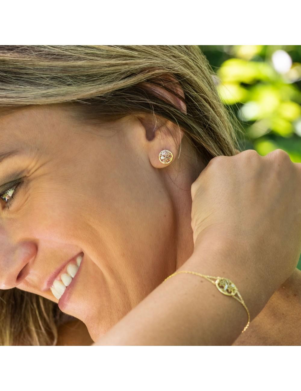 Boucles d oreilles arbre de vie dans ronds ajoures serties d un diamant de 003 carat or jaune ou or blanc 9 carats