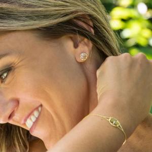 Boucles d oreilles arbre de vie dans ronds ajoures serties d un diamant de 003 carat or jaune ou or blanc 9 carats